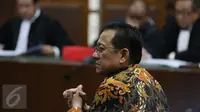 Mantan Ketua DPD Irman Gusman mendengarkan pembacaan dakwaan saat sidang perdana di Pengadilan Tipikor Jakarta, Selasa (8/11). KPK menetapkan Irman Gusman sebagai tersangka dugaan penerima suap terkait kuota gula impor. (Liputan6.com/Johan Tallo)