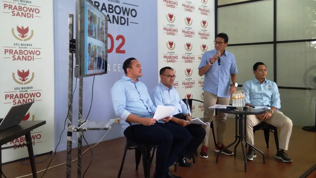 Cawapres Sandiaga Uno saat memaparkan laporan dana kampanye di Media Center Prabowo-Sandi, Jalan Sriwijaya, Kebayoran Baru, Jakarta Selatan, Rabu (27/2/2019).