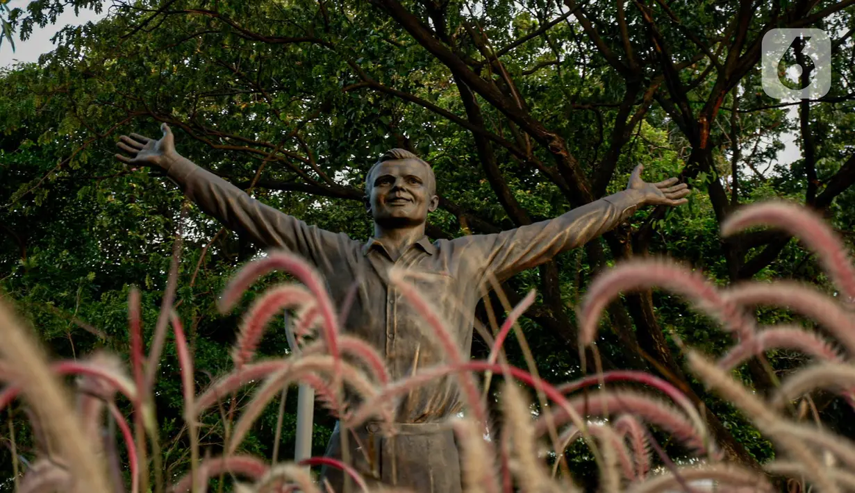 Patung Kosmonaut Rusia Yuri Alekseyevich Gagarin atau akrab disebut Yuri Gagarin yang diletakkan di Taman Mataram, Kebayoran Baru, Jakarta, Minggu (14/3/2021). Pemerintah Rusia menghadiahkan patung itu kepada pemerintah Indonesia sebagai simbol persahabatan kedua negara. (Liputan6.com/Faizal Fanani)