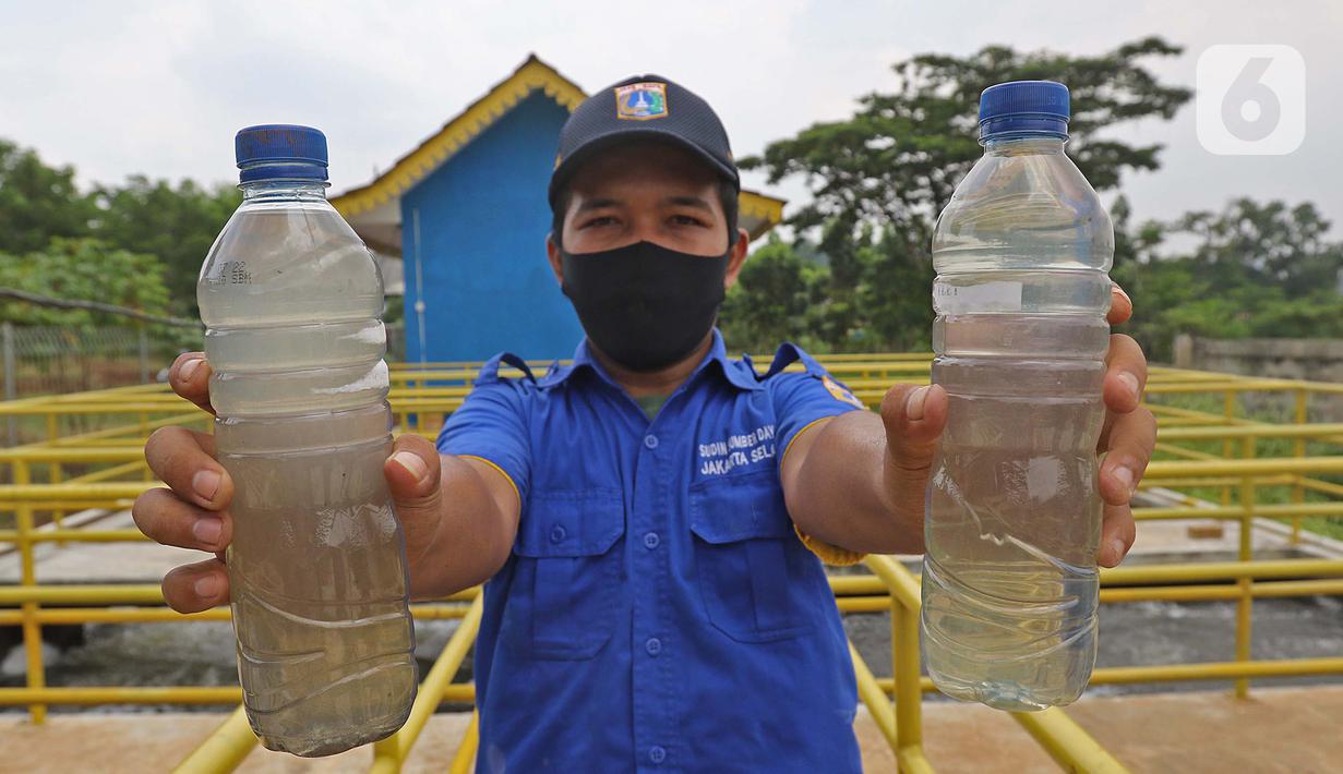 Petugas menunjukkan air sample inlet dan oulet di pengolahan air limbah di Jagakarsa, Jakarta, Kamis (19/11/2020). Dinas Sumber Daya Air DKI Jakarta menyatakan tengah menyiapkan Sistem Pengelolaan Air Limbah Domestik Terpusat (SPALD-T) skala perkotaan dan permukiman. (Liputan6.com/Herman Zakharia)