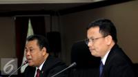 Ketua MK, Arief Hidayat (kiri) bersama M Guntur Hamzah (Sekjen MK) memberikan keterangan di Gedung Mahkamah Konstitusi, Jakarta, (7/3/2016). Arief Hidayat memaparkan evaluasi hasil sidang sengketa Pilkada Serentak 2015. (Liputan6.com/Helmi Fithriansyah)