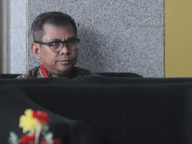 Mantan Wakil Bupati Bekasi, Rohim Mintareja berada di ruang tunggu untuk menjalani pemeriksaan di Gedung KPK, Jakarta, Kamis (24/1). Rohim Mintareja diperiksa sebagai saksi kasus dugaan suap izin proyek pembangunan Meikarta. (Merdeka.com/Dwi Narwoko)