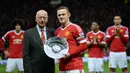 Legenda MU, Sir Bobby Charlton, memberikan penghargaan kepada Wayne Rooney sebelum menjalankan laga ke-500 bersama Setan Merah. (AFP/Oli Scarff)