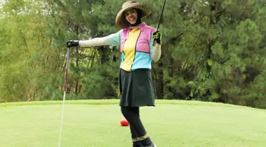 Dalam akun Instagram pribadinya, mertua Aurel Hermansyah diketahui memiliki hobi bermain golf. Bahkan, Geni Faruk kerap mengunggah momen saat bermain golf di media sosial. (Liputan6.com/IG/@genifaruk)