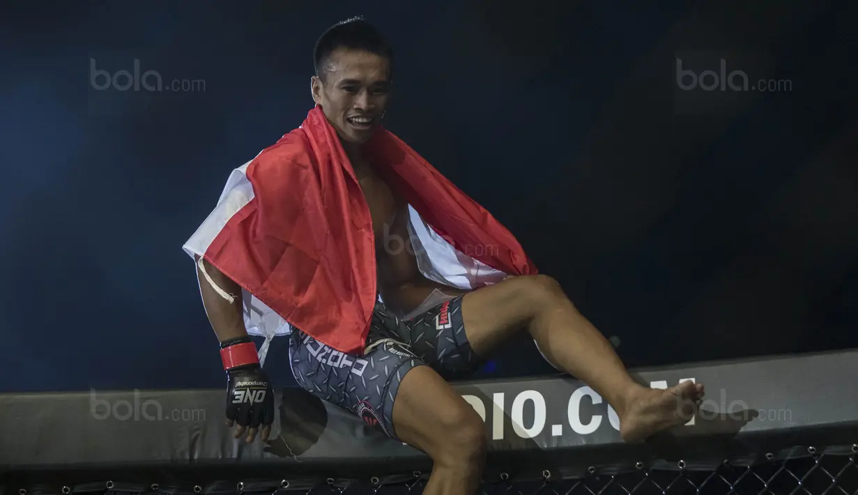 Petarung Indonesia, Sunoto, merayakan kemenangan atas petarung Kamboja, Rin Saroth, pada laga One Championship di JCC Senayan, Jakarta, Sabtu (20/1/2018). Sunoto berhasil mengalahkan Saroth. (Bola.com/Vitalis Yogi Trisna)