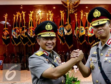Mantan Kapolda Metro Jaya, Irjen Tito Karnavian dan Kapolda Metro Jaya, Irjen Moechgiyarto saat salam komando usai Sertijab Kapolda di Rupatama, Mabes Polri, Jakarta, (21/3). (Liputan6.com/Fery Pradolo)