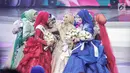 Uyaina Arshad dari Malaysia mendapat ucapan selamat dari para finalis seusai dinobatkan sebagai Puteri Muslimah Asia 2018 pada malam final di Studio 6 Emtek, Jakarta, Senin (7/5). Uyaina Arshad berhasil menyisihkan 17 peserta. (Liputan6.com/Faizal Fanani)