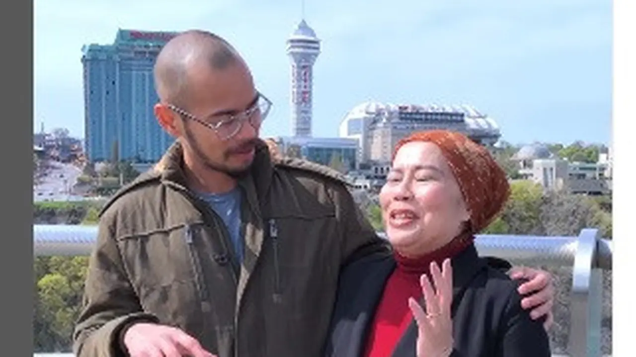 Dewi Yull diajak Surya Sahetapy ke Air Terjun Niagara, Amerika (Foto: Instagram dewiyullofficial/suryasahetapy)