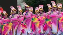 Para pelajar dari kelompok etnis Qiang menampilkan tarian di sebuah lapangan di Wilayah Otonom Etnis Qiang Beichuan, Provinsi Sichuan, China pada 14 November 2020. Serangkaian aktivitas dalam perayaan tahun baru kelompok etnis Qiang dimulai di Beichuan pada Sabtu (14/11). (Xinhua/Jiang Hongjing)