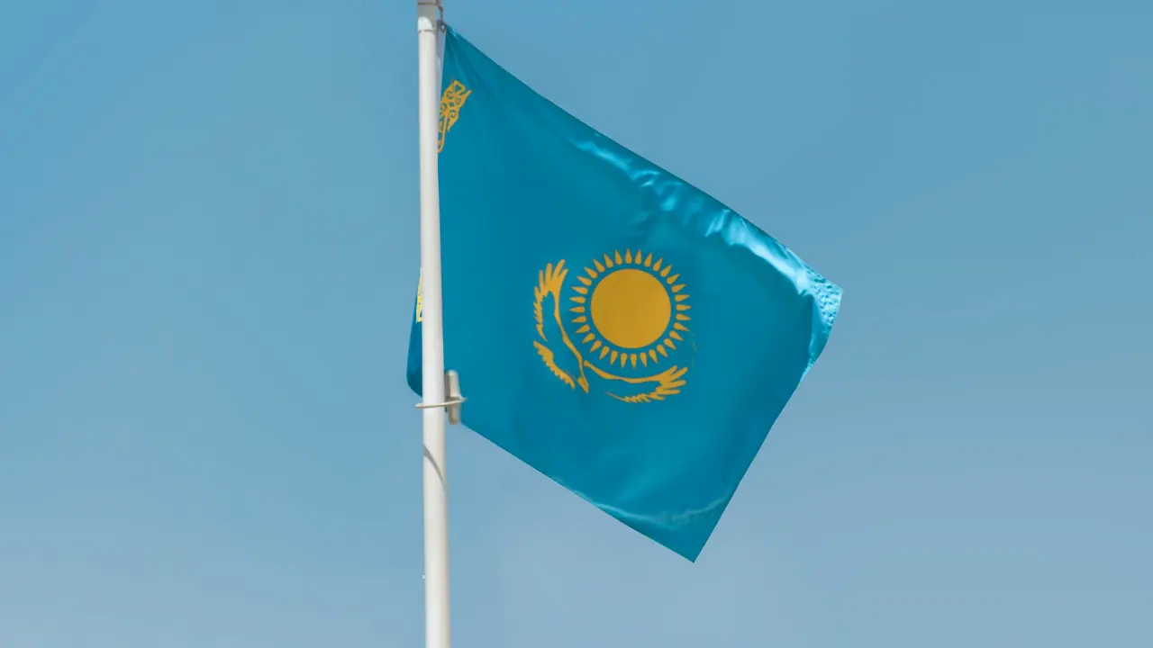 Bendera Kazakhstan. (aboodi vesakaran/Unsplash)
