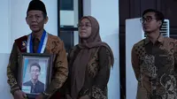 keluarga Muhammad Burhanudin, wisudawan S1 dari Departemen Teknik Sipil yang meninggal beberapa hari sebelum pelaksanaan wisuda. (Istimewa)