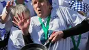 Peserta berkumpul setelah menyelesaikan lomba lari dengan membawa pancake dalam lomba tahunan Pancake Trans-Atlantic di Olney, Buckinghamshire, Inggris, Selasa (5/3). Lomba pada Hari Pancake ini diadakan satu hari menjelang Rabu Abu. (AP/Frank Augstein)