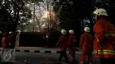 Petugas kebakaran berusaha memantau percikan api yang keluar dari kabel listrik setelah hujan deras mengguyur sore ini, di Jalan Imam Bonjol No 2, Jakarta, Selasa (28/3). Percikan tersebut di duga dari konsleting listrik. (Liputan6.com/JohanTallo)