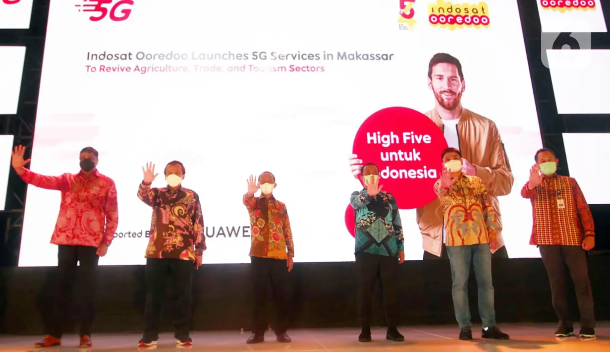 Director and COO Indosat Ooredoo Vikram Sinha (kiri), Menteri Investasi/Kepala BKPM Bahlil Lahadalia (ketiga kiri), CEO Huawei Indonesia Jacky Chen (kedua kanan) dan Plt. Gubernur Sulawesi Selatan Andi Sudirman Sulaiman pada peluncuran layanan 5G Indosat Ooredoo di Makassar (19/11/2021)