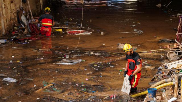 Tim Penyelamat Gabungan Berjibaku Evakuasi Korban Banjir Spanyol