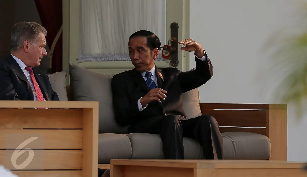 Presiden Jokowi mengobrol santai dengan Presiden Finlandia Sauli Niinisto di teras belakang Istana Merdeka, Jakarta, Selasa (3/11/2015). Pertemuan membahas tata kelola lahan gambut untuk antisipasi bencana kebakaran hutan. (Liputan6.com/Faizal Fanani)