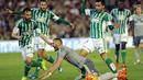 Striker Real Madrid, Karim Benzema, terpaksa dilanggar oleh pemain Real Betis dalam lanjutan La Liga Spanyol di Stadion Benito Villamarin, Sevilla, Senin (25/1/2016) dini hari WIB. (AFP/Cristina Quicler)
