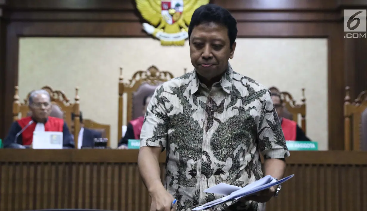 Mantan Ketua Umum PPP, M Romahurmuziy atau Romy saat menjalani sidang pembacaan dakwaan di Pengadilan Tipikor, Jakarta, Rabu (11/9/2019). M Romahurmuziy didakwa terlibat kasus suap jual-beli jabatan di lingkungan Kementerian Agama (Kemenag). (Liputan6.com/Helmi Fithriansyah)