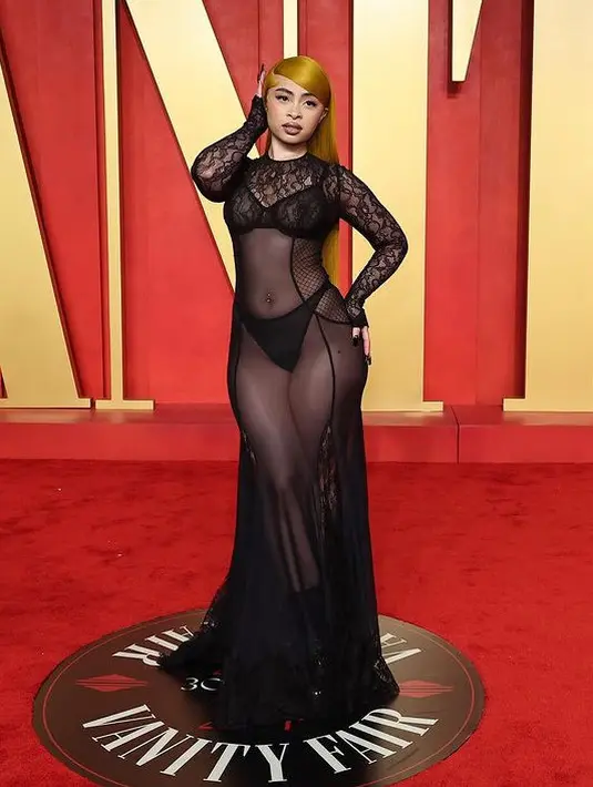 Ice Spice tampil dengan gaun hitam transparan dari Dolce Gabbana. Dengan rambut kuning panjang yang kontras. [@icespice]