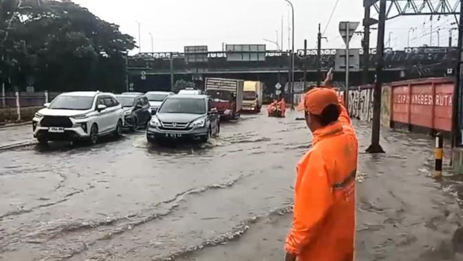 Banjir Rendam Jalan Raya Bekasi Timur Dekat Stasiun Jatinegara, Lalu Lintas Macet
