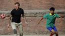 Aksi David Beckham bermain bola ketika melakukan pertandingan amal untuk mengumpulkan dana bagi UNICEF di kota tua Bhaktapur, Nepal, Jumat (6/11). (REUTERS / Navesh Chitrakar)