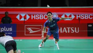 Sebagai informasi, Anthony Sinisuka Ginting harus memulai dari kualifikasi, karena peringkatnya tidak sampai untuk menembus babak utama ajang bulu tangkis bertaraf World Tour Super 500 ini. Tampak dalam foto, pebulu tangkis tunggal putra Indonesia, Anthony Sinisuka Ginting mengembalikan kok saat melawan Kantaphon Wancharoen (Thailand) pada babak kualifikasi Indonesia Masters 2026 di Istora Gelora Bung Karno, Senayan, Jakarta, Selasa (20/1/2026). (Bola.com/Bagaskara Lazuardi)