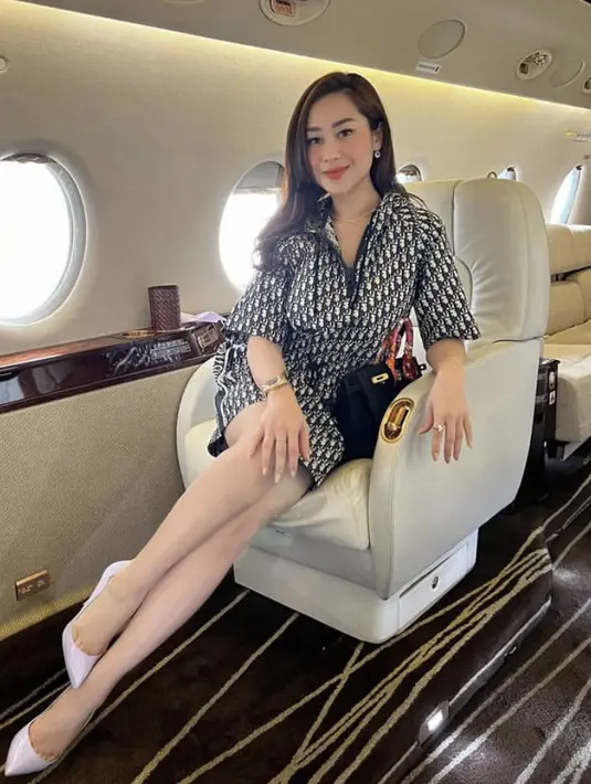 Iya juga tampil dengan mini dres dari Dior, terlihat ia membawa tas Hermes hitam dan  stiletto heels putihnya.  (@poppycapella_)