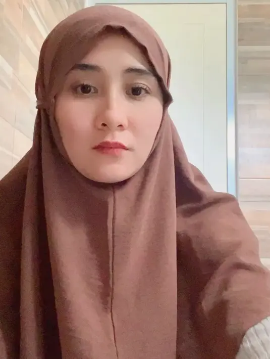 Menurutnya, momen kehamilan ketiga ini mengagetkan. "Cerita sedikit soal hamil ke-3 yg mengagetkan ini hehe..," tulis artis kelahiran Bengkulu 33 tahun silam ini. [Instagram/ryana_dea]