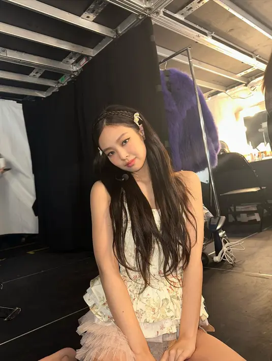 <p>Memberi sentuhan bunga peplum pada busananya, Jennie memberi kesan vintage princess. [Instagram/jennierubyjane]</p>