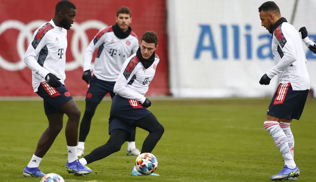 Bek Bayern Munchen Dayot Upamecano (kiri) dan Benjamin Pavard (tengah) ambil bagian dalam sesi latihan di Munich, 15 Februari 2022. Bayern Munchen akan melakoni laga tandang melawan RB Salzburg dalam leg pertama 16 besar Liga Champions, Kamis (17/2) dini hari WIB. (MICHAELA REHLE / AFP)
