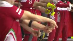 RItual unik para mekanik tim Formula 1 Ferrari sebelum memulai kesibukan lomba di Sirkuit Sakhir, Bahrain.