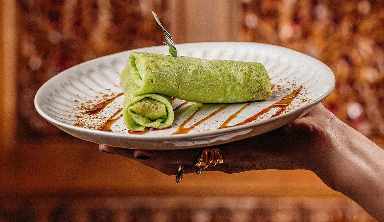 <p>Di jajaran dessert, tersedia Dadar Gulung yang dibanderol seharga 12 euro atau sekitar Rp271 ribu. Bagaimana menurutmu, Sahabat FImela? [@lenusaparis/@raffinagita1717]</p>