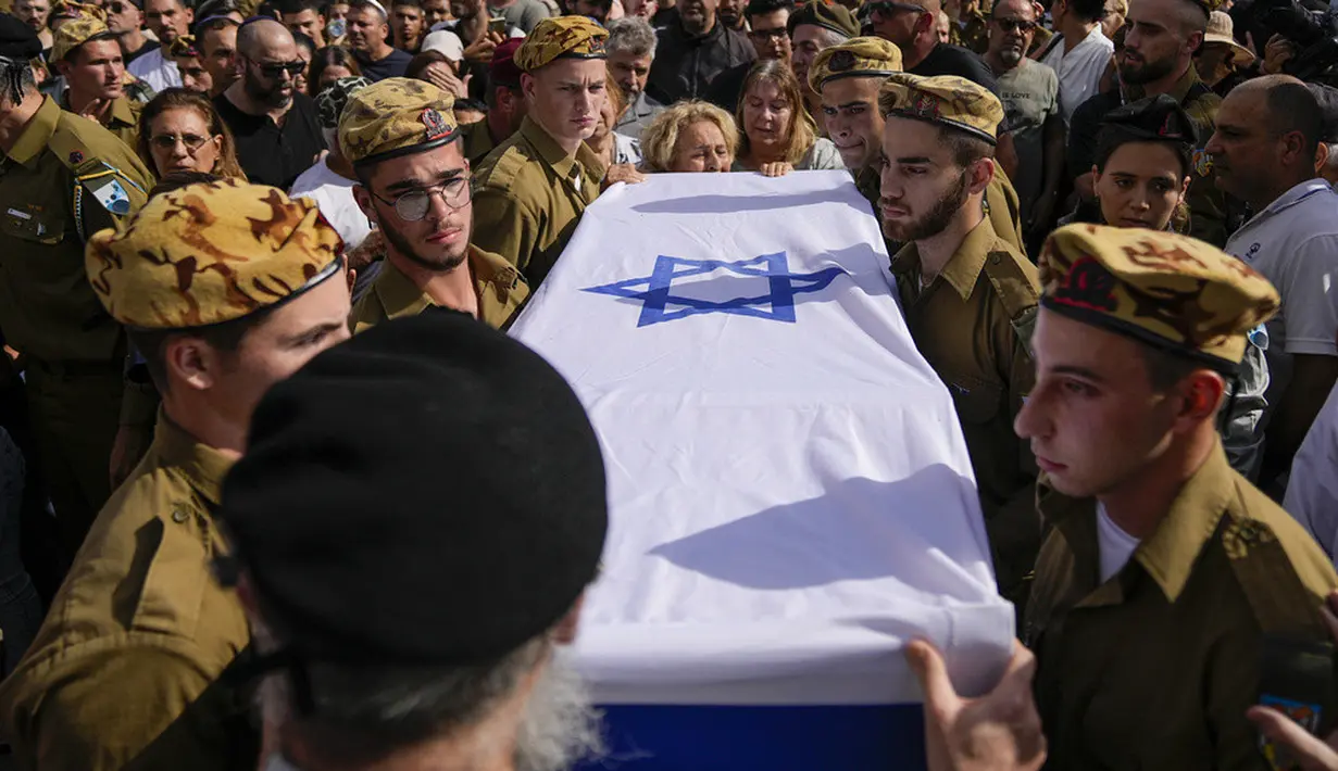 <p>Ratusan pelayat menghadiri prosesi pemakaman Ben Nun. Tangisan histeris pun terdengar dari keluarga sang tentara yang hadir dalam pemakaman tersebut. (AP Photo/Ohad Zwigenberg)</p>