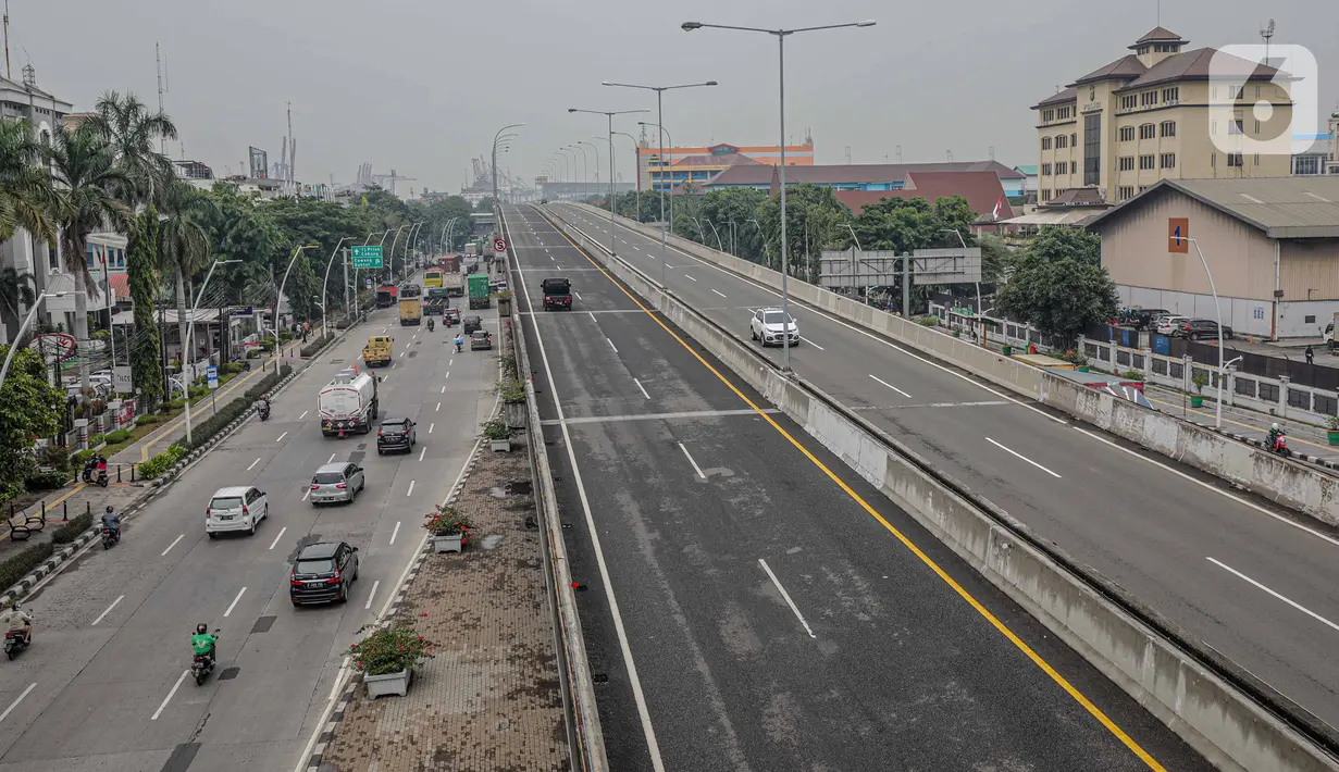 Kendaraan melintasi jalan tol Kebon Bawang, Tanjung Priok, Jakarta, Kamis (5/11/2020). Tarif baru Tol Jakarta Outer Ring Road (JORR) I, Jalan Tol Akses Tanjung Priok (ATP) dan Jalan Tol Pondok Aren-Ulujami mengalami kenaikan Rp 1.000 hingga Rp 1.500 dalam waktu dekat. (Liputan6.com/Faizal Fanani)