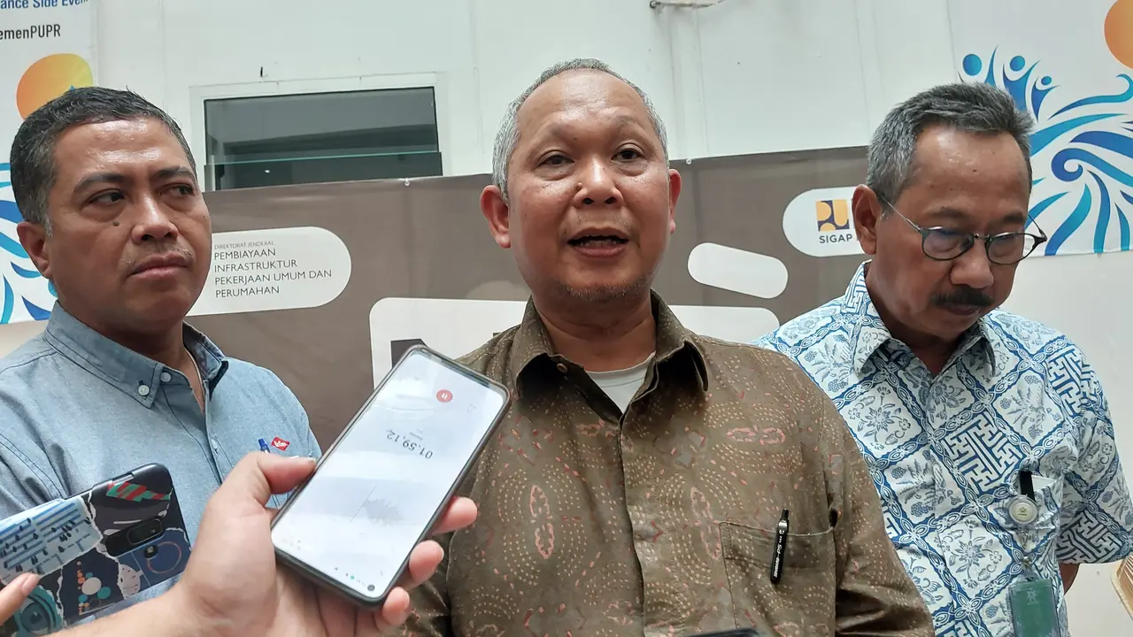Direktur Jenderal Pembiayaan Infrastruktur dan Perumahan Kementerian PUPR Herry Trisaputra Zuna di Kementerian PUPR, Jumat (21/7/2023). (Arief/Liputan6.com)