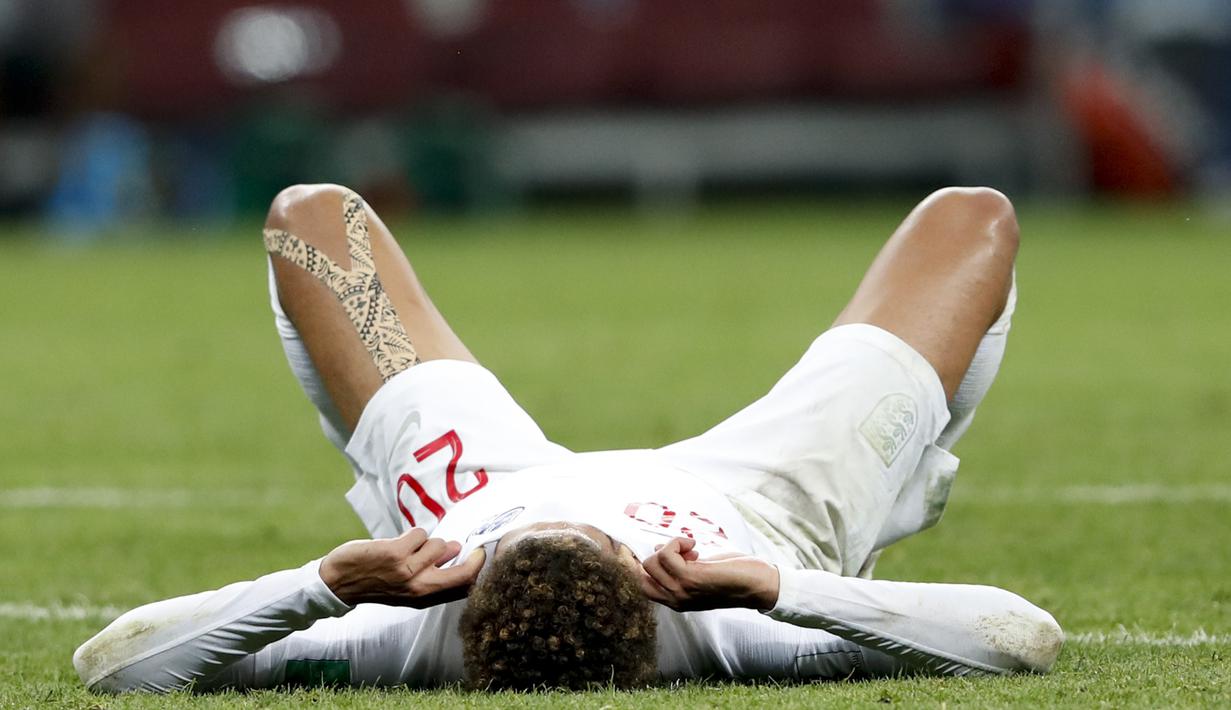 Gelandang Inggris, Dele Alli, tampak kecewa usai dikalahkan Kroasia pada laga semifinal Piala Dunia di Stadion Luzhniki, Moskow, Rabu (11/7/2018). Inggris kalah 1-2 dari Kroasia. (AP/Rebecca Blackwell)