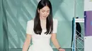 Di usianya yang 40an, Song Hye Kyo terlihat awet muda dengan white on white. Ia padukan atasan squareneck dengan rok mini. Stocking hitam dan heels jadi sentuhan manis yang sempurna [@kyo1122]