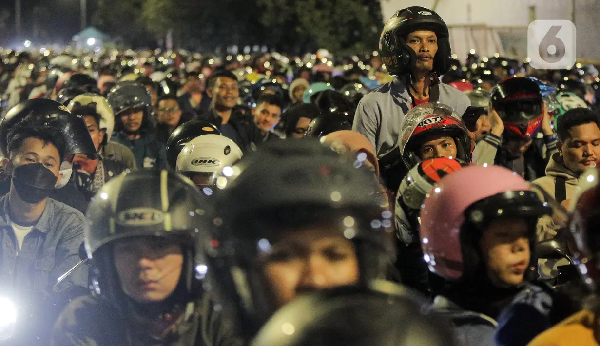 Antrean pemudik yang menggunakan kendaraan roda dua atau motor sebelum memasuki Pelabuhan Ciwandan, Cilegon, Banten, Sabtu (29/3/2025). (Liputan6.com/Herman Zakharia)