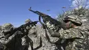 Tentara Kyrgyzstan saat latihan militer bersama di tempat latihan Edelweiss, Kyrgyzstan, Kamis (9/9/2021). Latihan militer bersama ini diikuti negara-negara Organisasi Perjanjian Keamanan Kolektif atau Collective Security Treaty Organization (CSTO). (AP Photo/Vladimir Voronin)