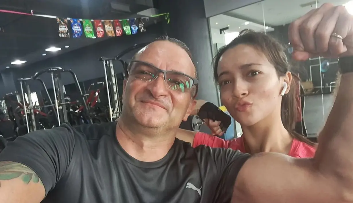 Bahkan ngegym pun bareng, seperti momen Megan dan Jurgen Domani ini. Seru ya. [Instagram @jurgendomani_)