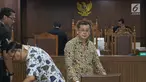 Terdakwa dugaan suap fungsi pengawasan anggota DPRD Kalimantan Tengah, Teguh Dudy Syamsuri Zaldy, Edy Saputra Suradja dan Willy Agung (kiri ke kanan) saat sidang lanjutan di Pengadilan Tipikor, Jakarta, Rabu (13/2). (Liputan6.com/Helmi Fithriansyah)