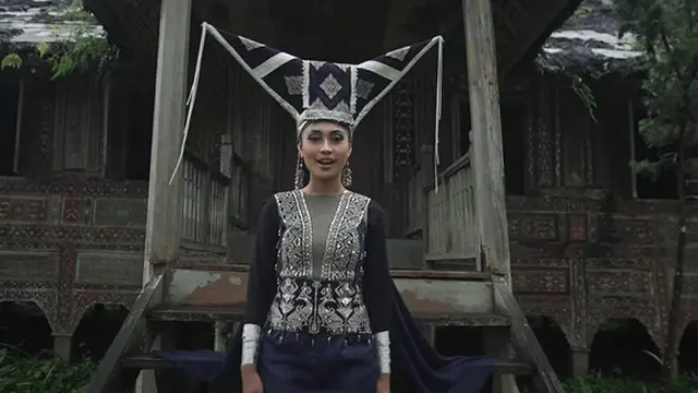 7 Potret Novia Bachmid Sepupu Irfan Bachdim Pakai Baju Adat, Banjir Pujian