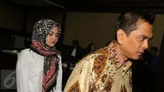 Terdakwa dugaan suap Raperda Teluk Reklamasi, M Sanusi dan istrinya, Evelien, seusai menjalani sidang di Pengadilan Tipikor, Jakarta, Senin (3/10). JPU KPK menghadirkan sejumlah saksi, diantaranya istri Sanusi, Evelien. (Liputan6.com/Helmi Afandi)