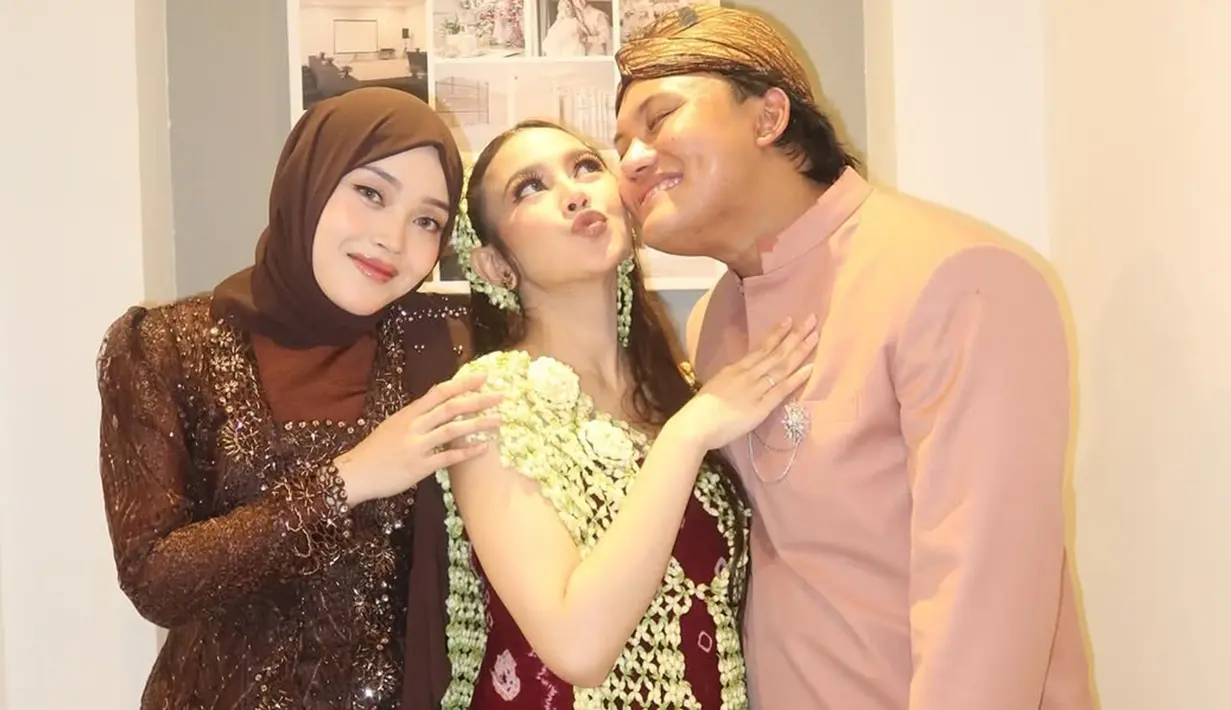 Selain Mahalini, adik Rizky Febian yakni Putri Delina juga mencuri perhatian dengan penampilannya yang anggun. Ia tampil menawan dalam kebaya cokelat yang elegan, memadukan unsur tradisional dan modern dengan sempurna. (Liputan6.com/IG/@putridelinaa)