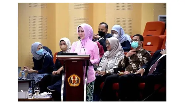 6 Potret Atalia Praratya Raih Gelar Doktor, Ridwan Kamil Tulis Surat Menyentuh