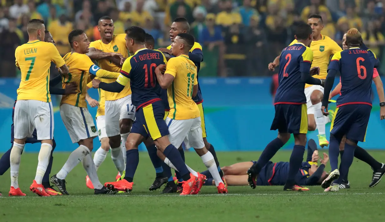 Ketegangan terjadi usai Neymar melakukan pelanggaran terhadap Andres Roa di Perempat Final Sepakbola Olimpiade Rio 2016, Sabtu (13/8). Tim Samba keluar sebagai pemenang usai menyingkirkan Kolombia dengan skor 2-0. (REUTERS / Leonardo Benassatto)