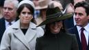 Kate Middleton, Princess of Wales dari Inggris bersama Putri Charlotte tiba untuk kebaktian Natal di Sandringham, Norfolk, Inggris pada 25 Desember 2022. Kate memasangkan mantel tersebut dengan sepatu bot hitam berbahan suede Gianvitto Rossi, lengkap dengan hak chunky. (AFP/Daniel Leal)