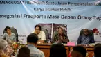 Ketua Eksekutif IHCS, Gunawan, Tokoh masyarakat Amungme dan Kamoro, Hans Magal, Komisioner Komnas Ham Natalius Pigai (kedua kiri-kanan) menjadi pembicara acara bedah buku di Komisi Hak Asasi Manusia, Jakarta, (13/11/2015). (Liputan6.com/Helmi Afandi)