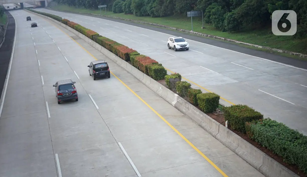 Kendaraan melintasi ruas Tol Cijago di kawasan Depok, Jawa Barat, Selasa (28/1/2020). Tarif Tol Cijago untuk golongan I mengalami kenaikan 100 persen dari Rp 4.500 menjadi Rp 9.000 karena ada penambahan ruas pada seksi II yang sebelumnya beroperasi secara gratis. (Liputan6.com/Immanuel Antonius)