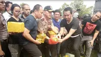 Kapolda Metro Jaya Irjen Pol M Iriawan saat membuka barang bukti sabu satu ton hasil tangkapannya. (Liputan6.com/Yandhi Deslatama)